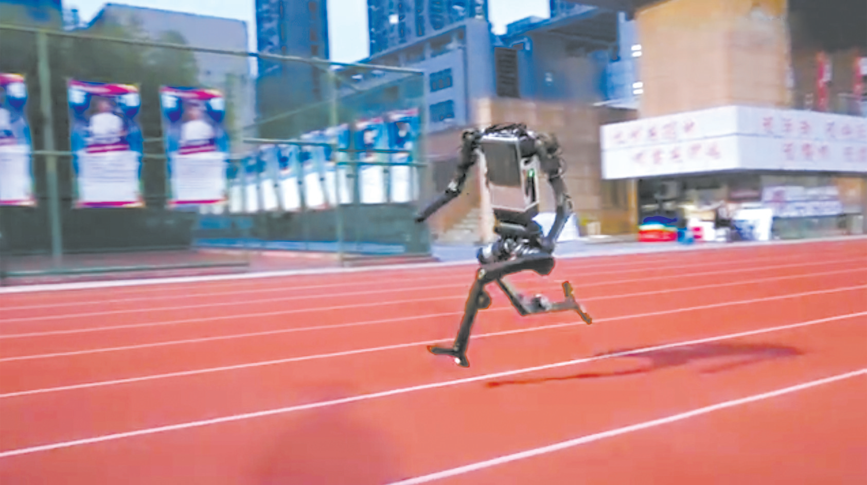 宇树科技11日发布的东谈主形机器东谈主高速驰驱视频的截屏画面