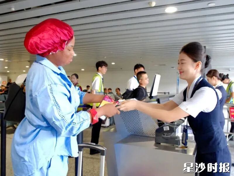 工作人员为乘客检票。南方航空供图