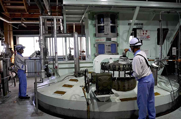 明治制药的生产设施内 《读卖新闻》