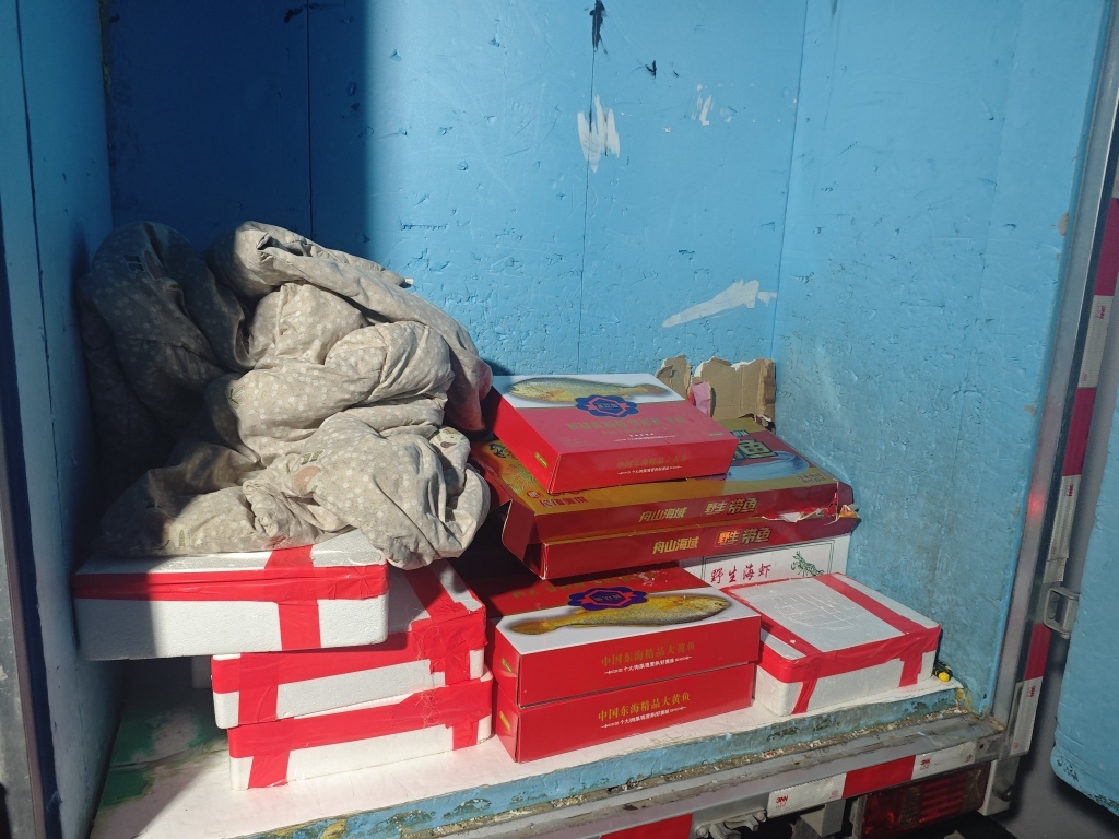 民警查获的劣质海鲜。上海市公安局供图