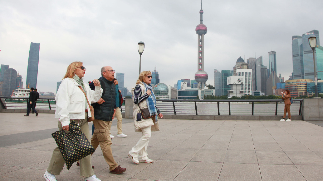 2025年11月5日，上海外滩，外国游客正在漫步。 视觉中国 图