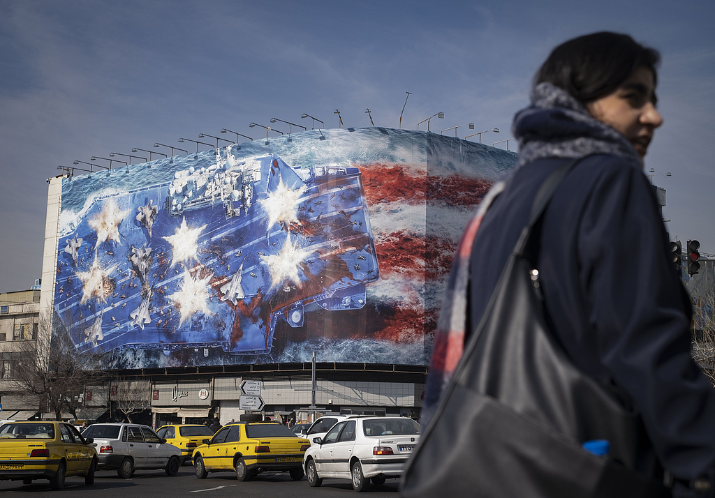 1月27日，伊朗德黑兰，恩格拉布广场巨型广告牌，伊朗警告美国不要试图对伊朗发动军事打击。（视觉中国）