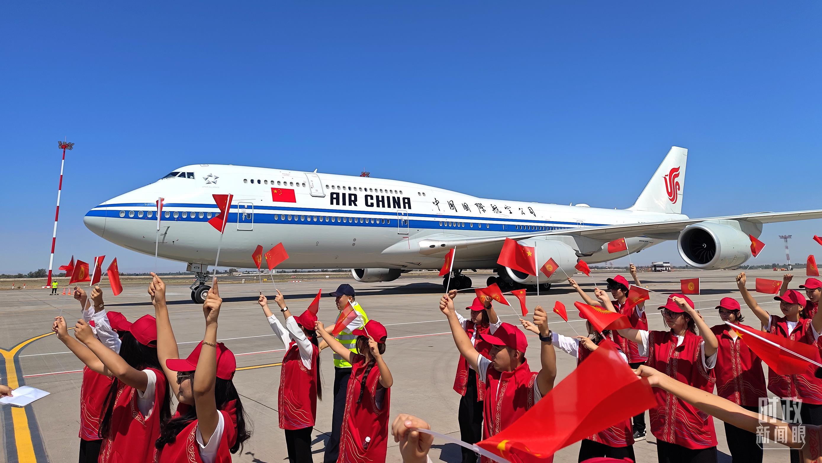 △习主席的专机抵达比什凯克玛纳斯国际机场。(总台央视记者王哈男拍摄)