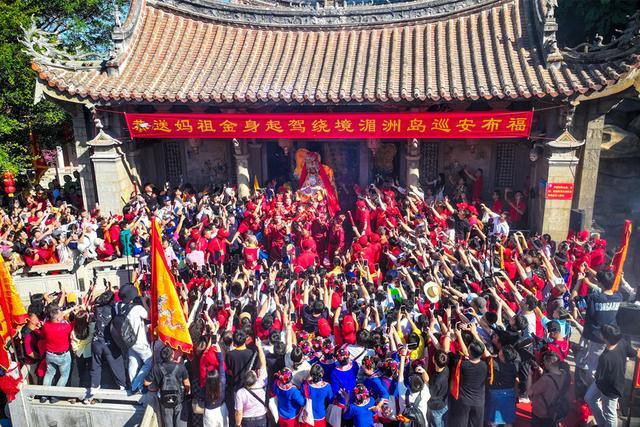 巡安队伍从妈祖祖庙中出发,民众竞相留念。林春盛摄