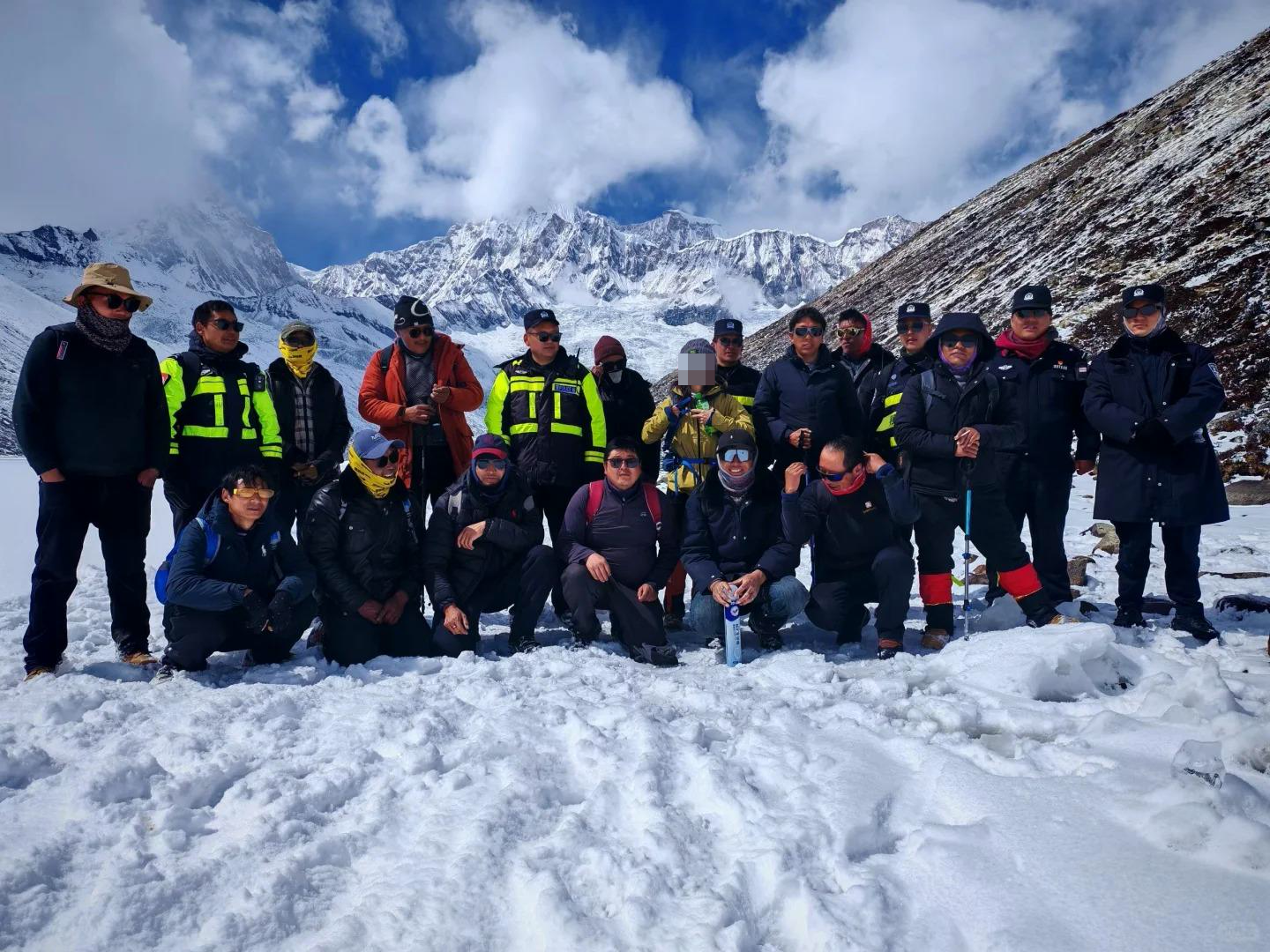 ▲涉事女子(穿黄色衣服者)被发现之后和搜救人员合影