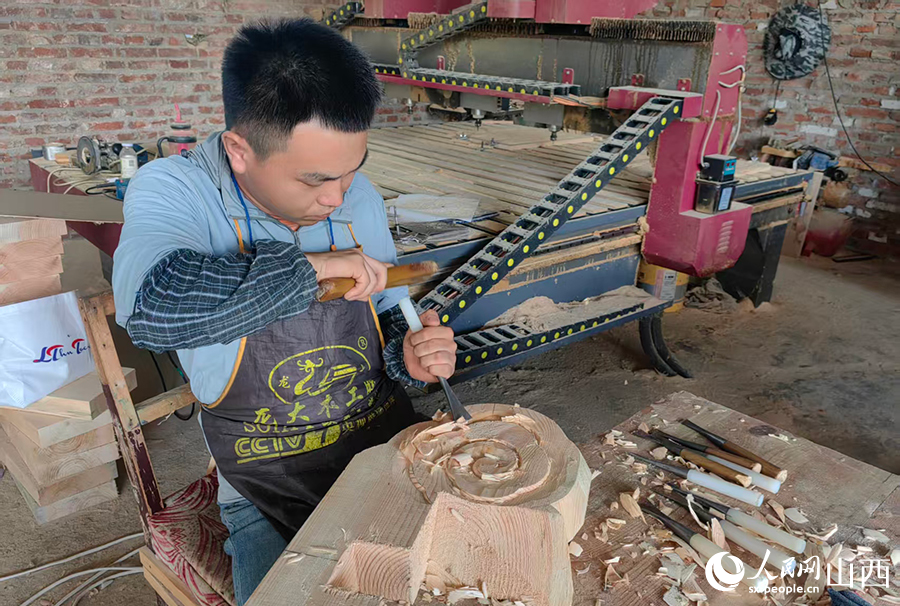 榆社古建匠人手持刻刀配合木槌,对木料进行手工修形雕刻。人民网记者 赵芳摄