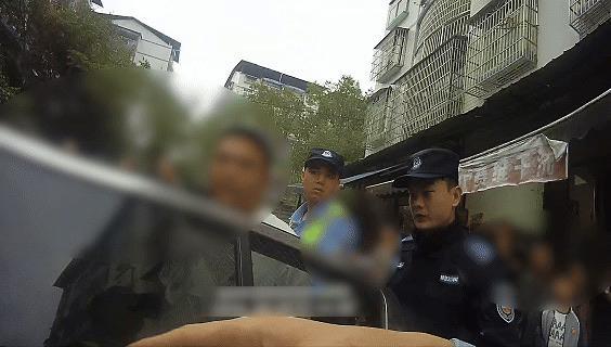 #重庆民警人群中多看一眼抓获逃犯#【多看一眼，民警“顺手”抓了个逃犯