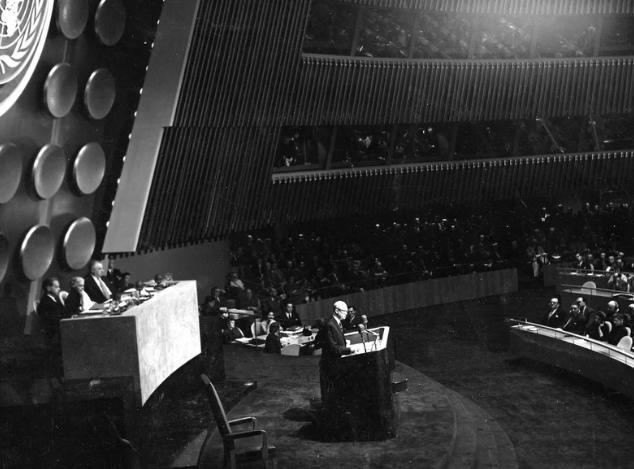 ▲1953年,美国总统艾森豪威尔在联大发表《原子能用于和平》的演讲