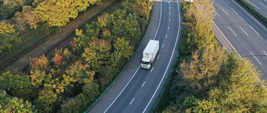 摄图网_701152900_行驶在高速上的大卡车_(企业商用).jpg