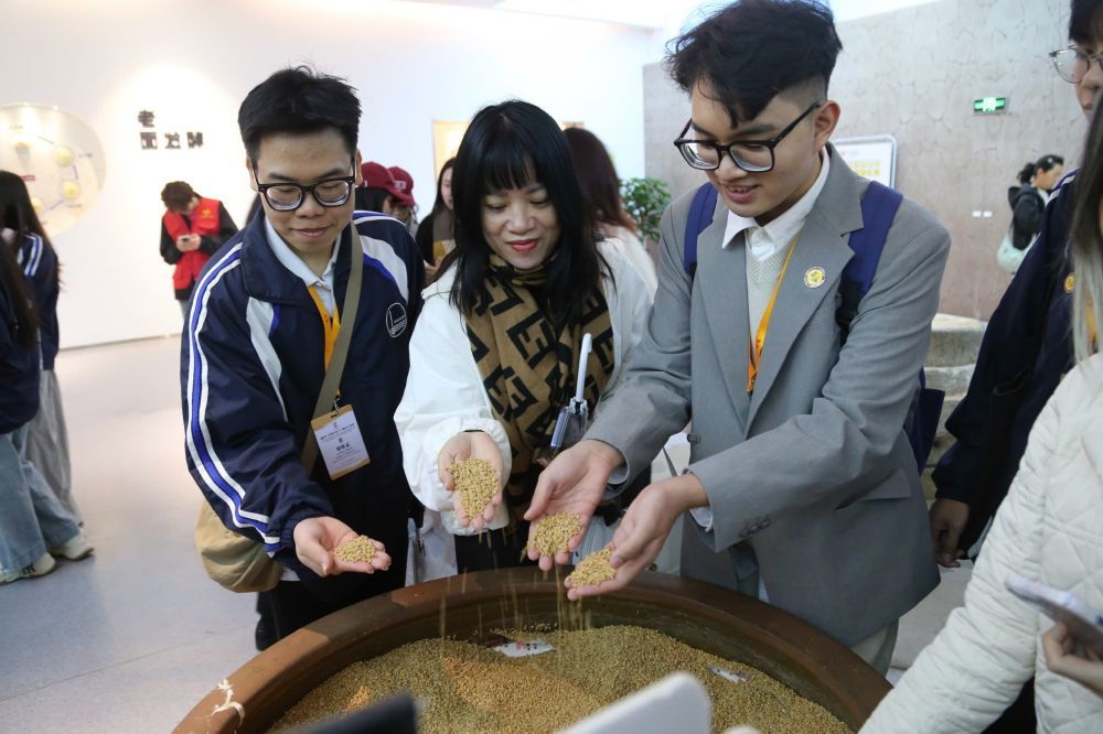 2026年3月30日，参加“红色研学之旅”的越南青年在河北参观新农村建设。（受访者供图）