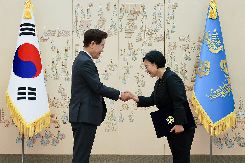 当地时间2026年7月1日，韩国首尔，韩国总统李在明（左）在青瓦台总统府向新任总理韩圣淑颁发任命书。（视觉中国）