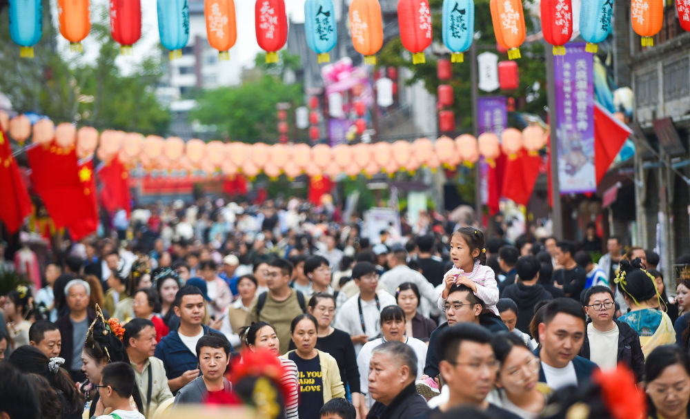 2025年10月2日,游客在河南省洛阳市老城区历史文化街区洛邑古城景区休闲游玩。新华社发(黄政伟 摄)