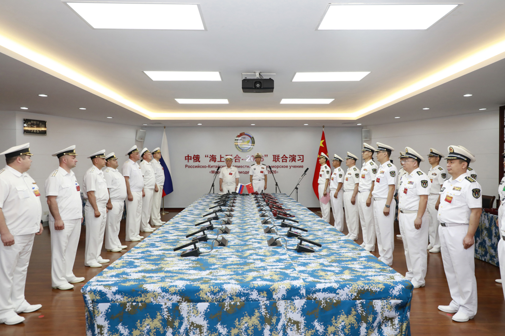 中俄“海上联合-2026”联合演习开幕式现场。 王远方 摄 