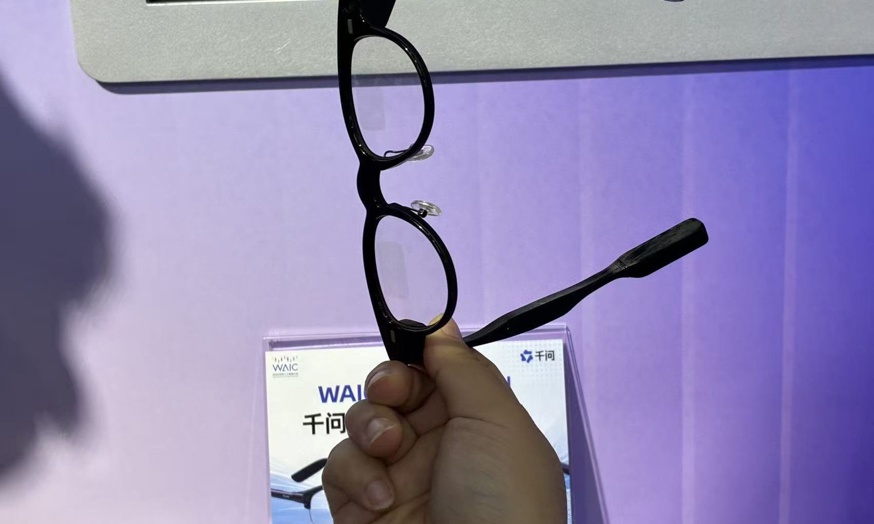 千问 S1 眼镜采用了双目双光机光波导方案。图片来源:雷科技