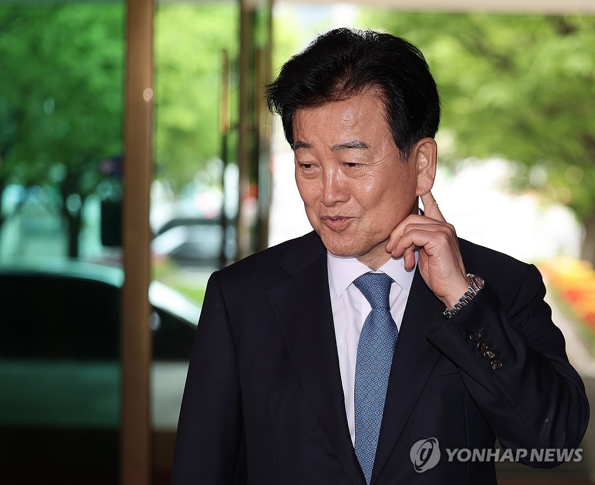 4月20日,在中央政府首尔办公楼,郑东泳在前往办公室的路上答记者问。 韩联社