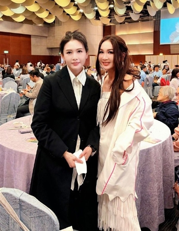 57岁邱淑贞与59岁温碧霞同框 冻龄女神风采依旧