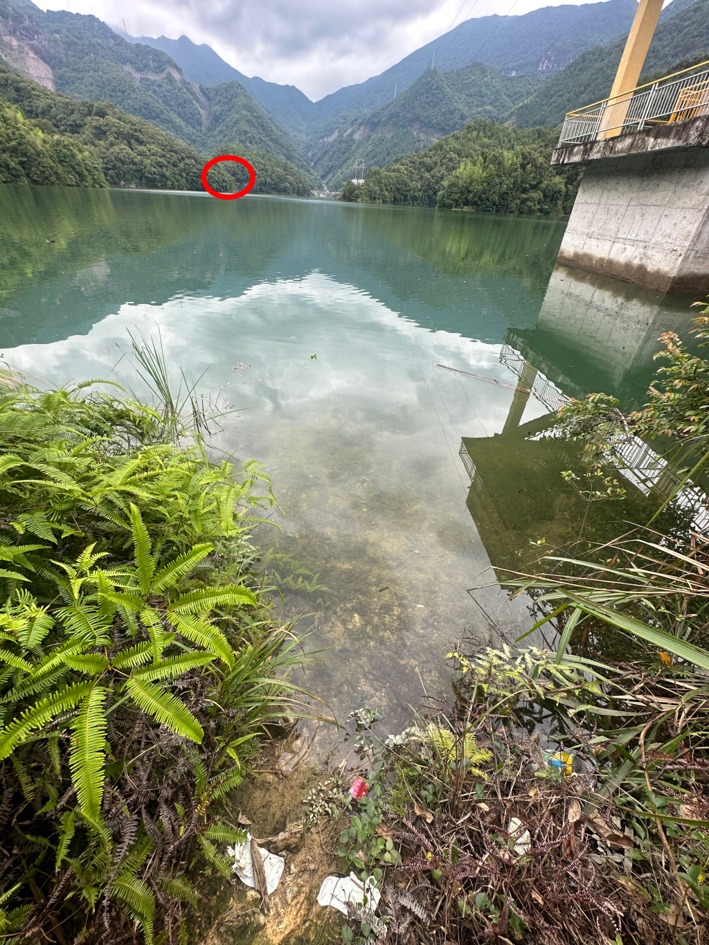 据当地领队介绍,该处为驴友泅渡水库的出发位置之一。红圈处为刺刀峡谷路口。