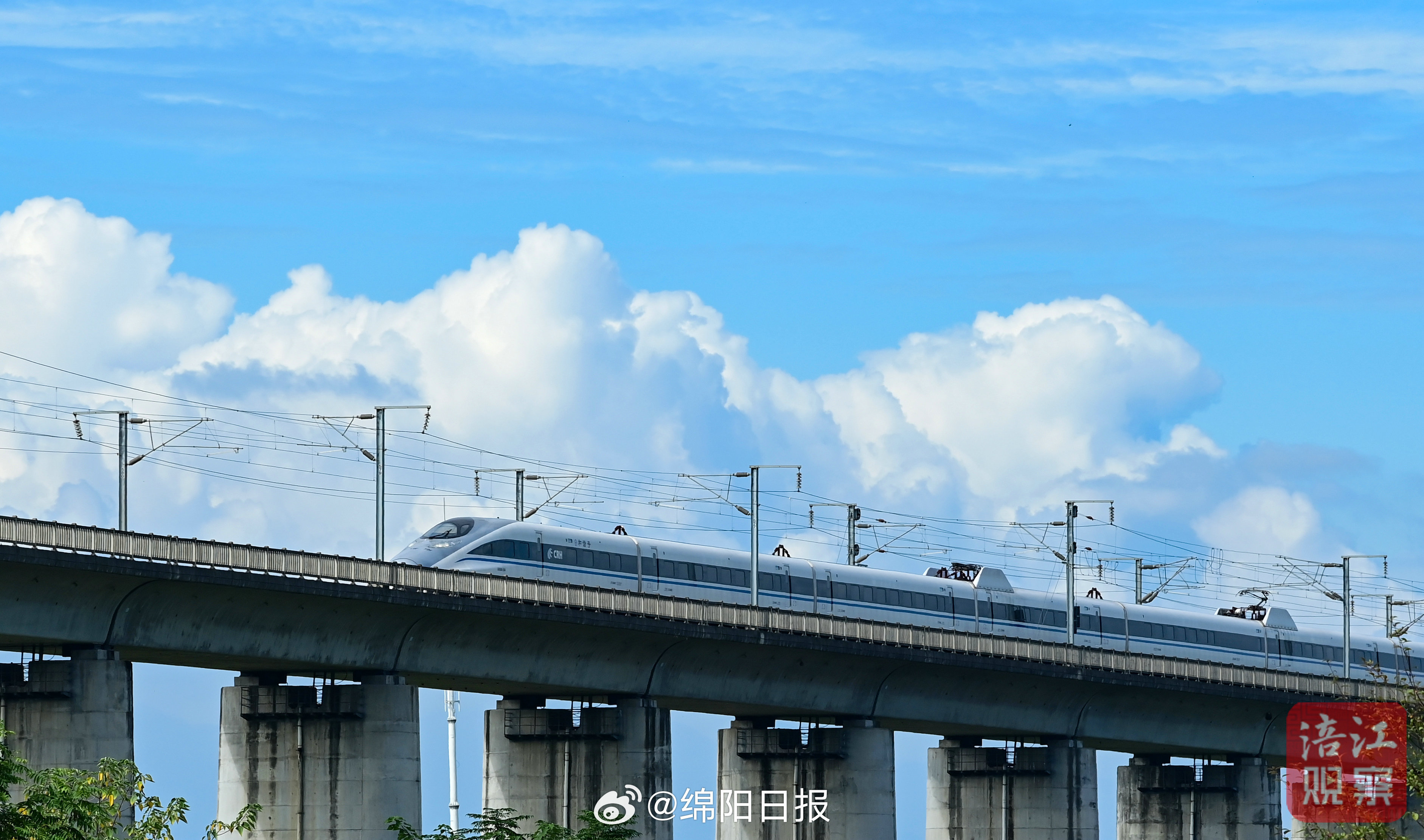 【爱看绵阳｜青山绿水白云间，蓬勃小镇入画来】9月25日，云漫晴空，远