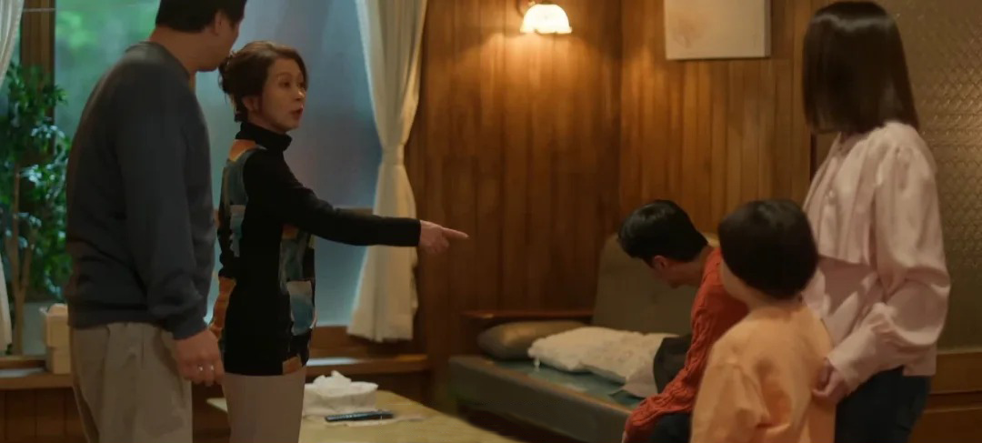 夫妻感情破裂争夺抚养权,一些老人会深度介入
