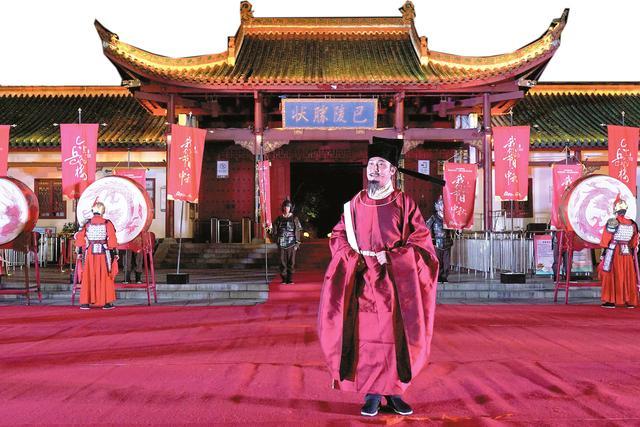 “滕子京”邀请来访宾朋进景区观演《今上岳阳楼》。