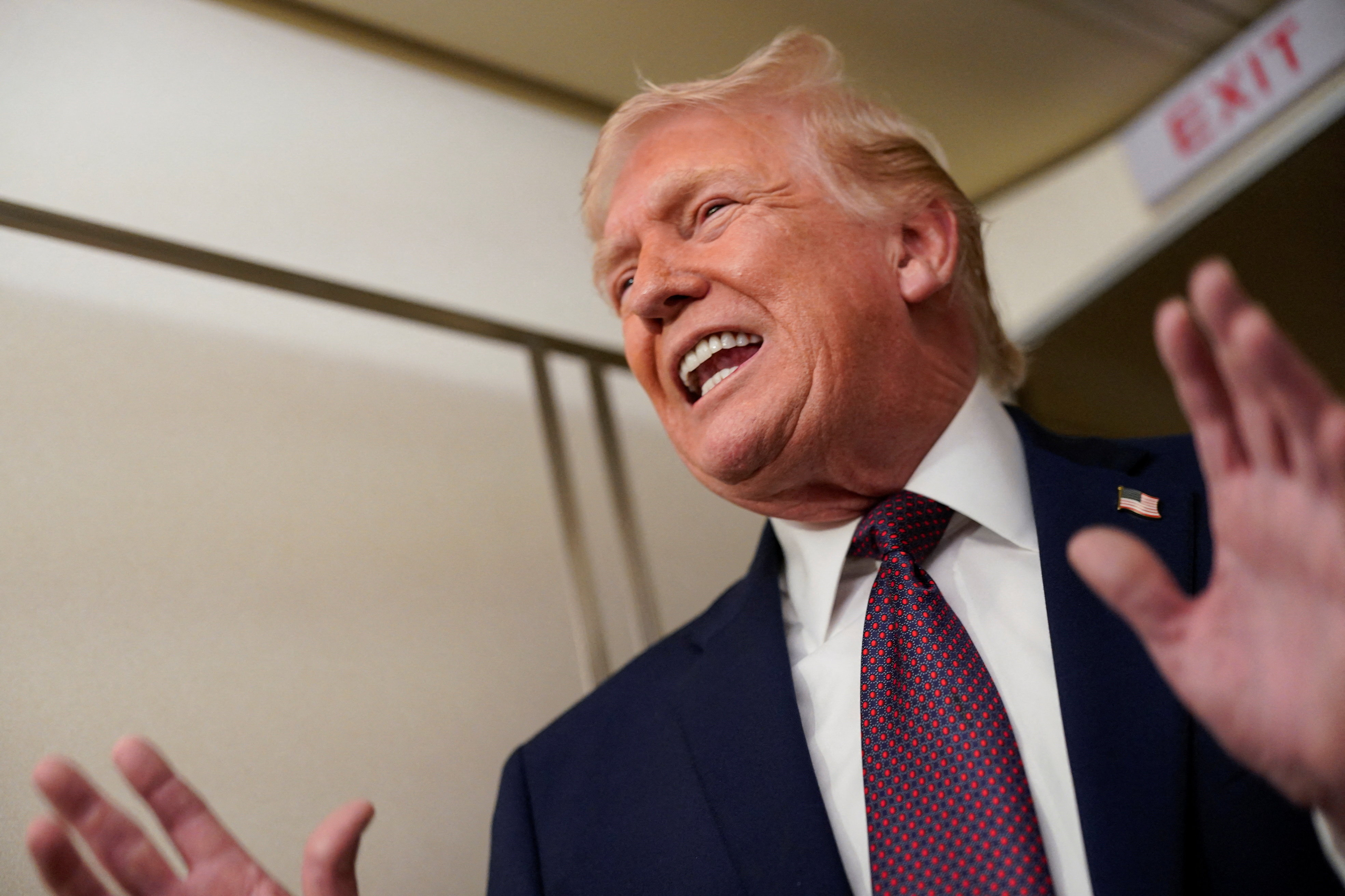 当地时间2026年1月11日,美国总统特朗普在从佛罗里达州飞往华盛顿的“空军一号”上与媒体交谈。 IC photo