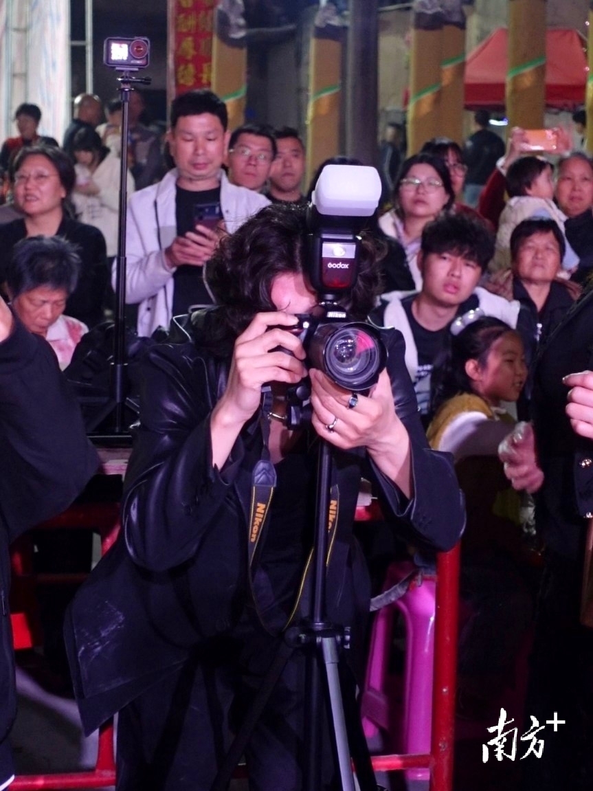 卢湘锐给村里的弟弟妹妹们拍照,10年前他也返乡办过“村晚”。