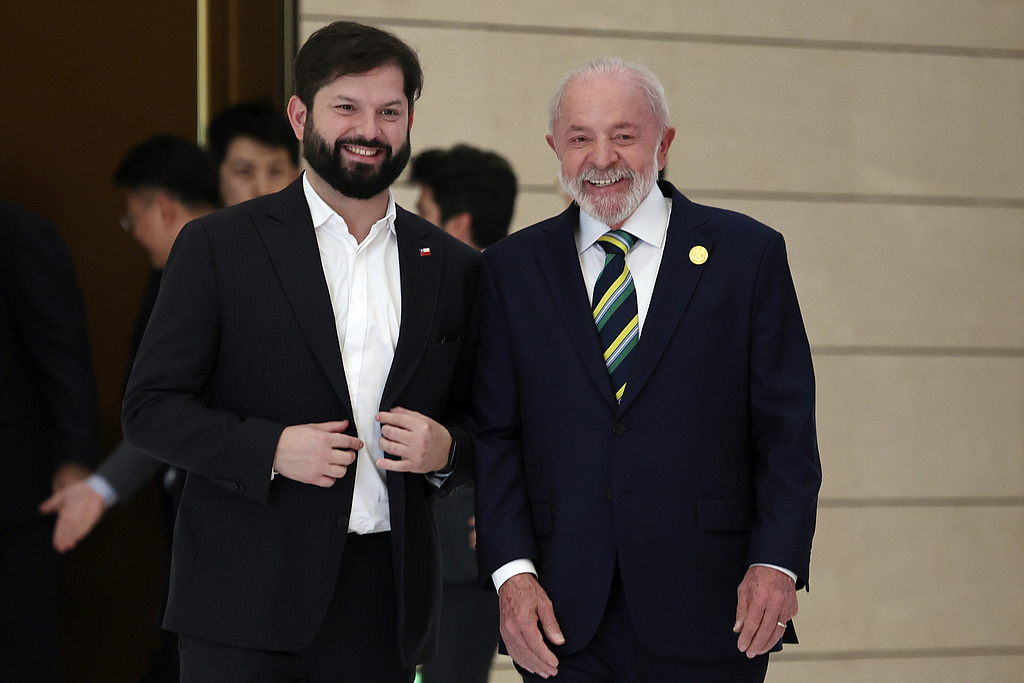 当地时间2025年5月13日,中国北京,巴西总统卢拉(右)与智利总统鲍里奇在中国CELAC论坛部长会议开幕式前聊天,准备合影。视觉中国