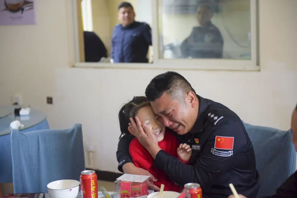 杨睿将女儿揽入怀里。新华社发