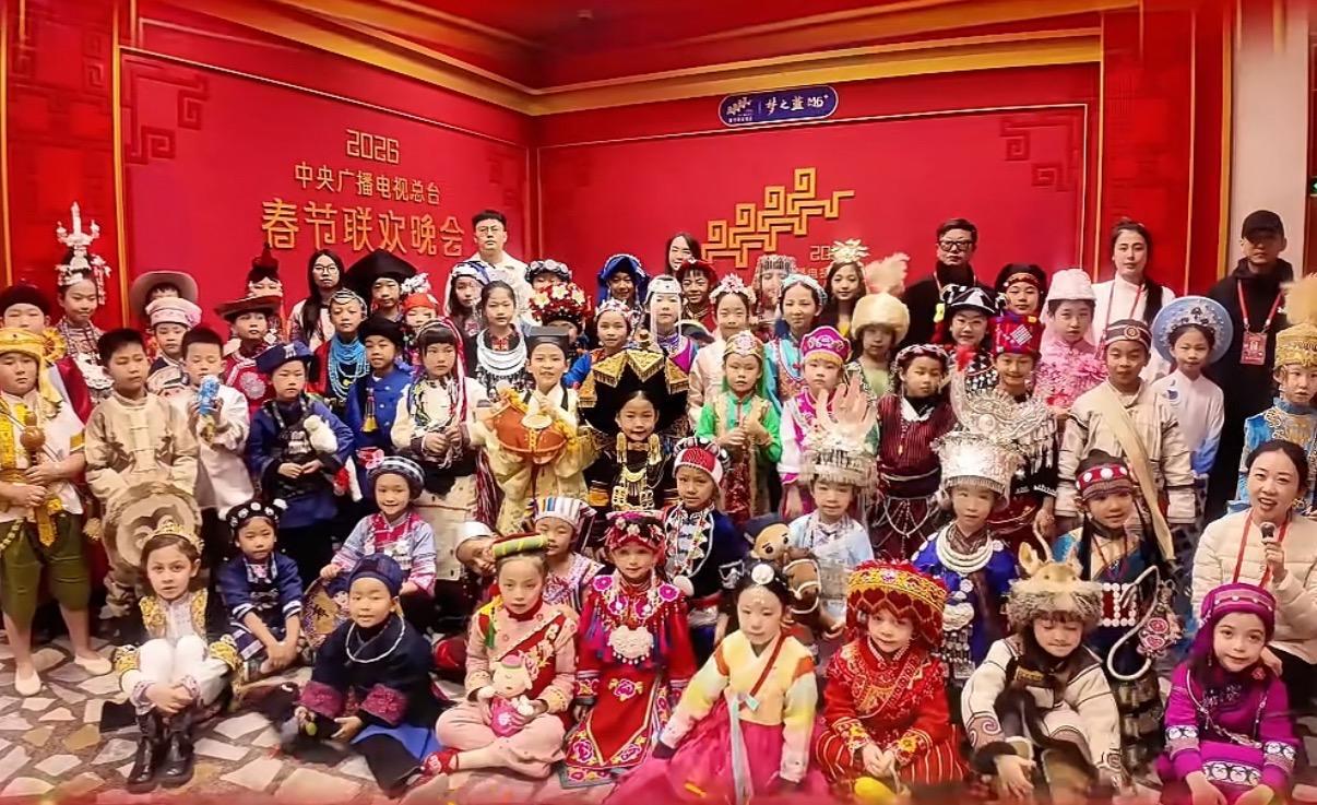 歌曲《吉量》惊艳春晚,“贵州村T”发起人揭秘:56个民族儿童走秀,服饰由各自家人绣制_凤凰网资讯_凤凰网