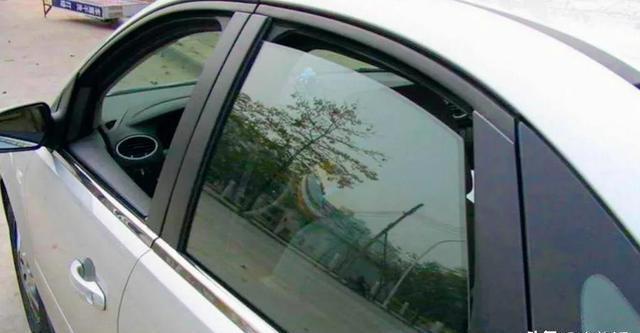 停车总留车窗缝?并非忘记关,背后隐藏大智慧,看完让你涨知识-有驾