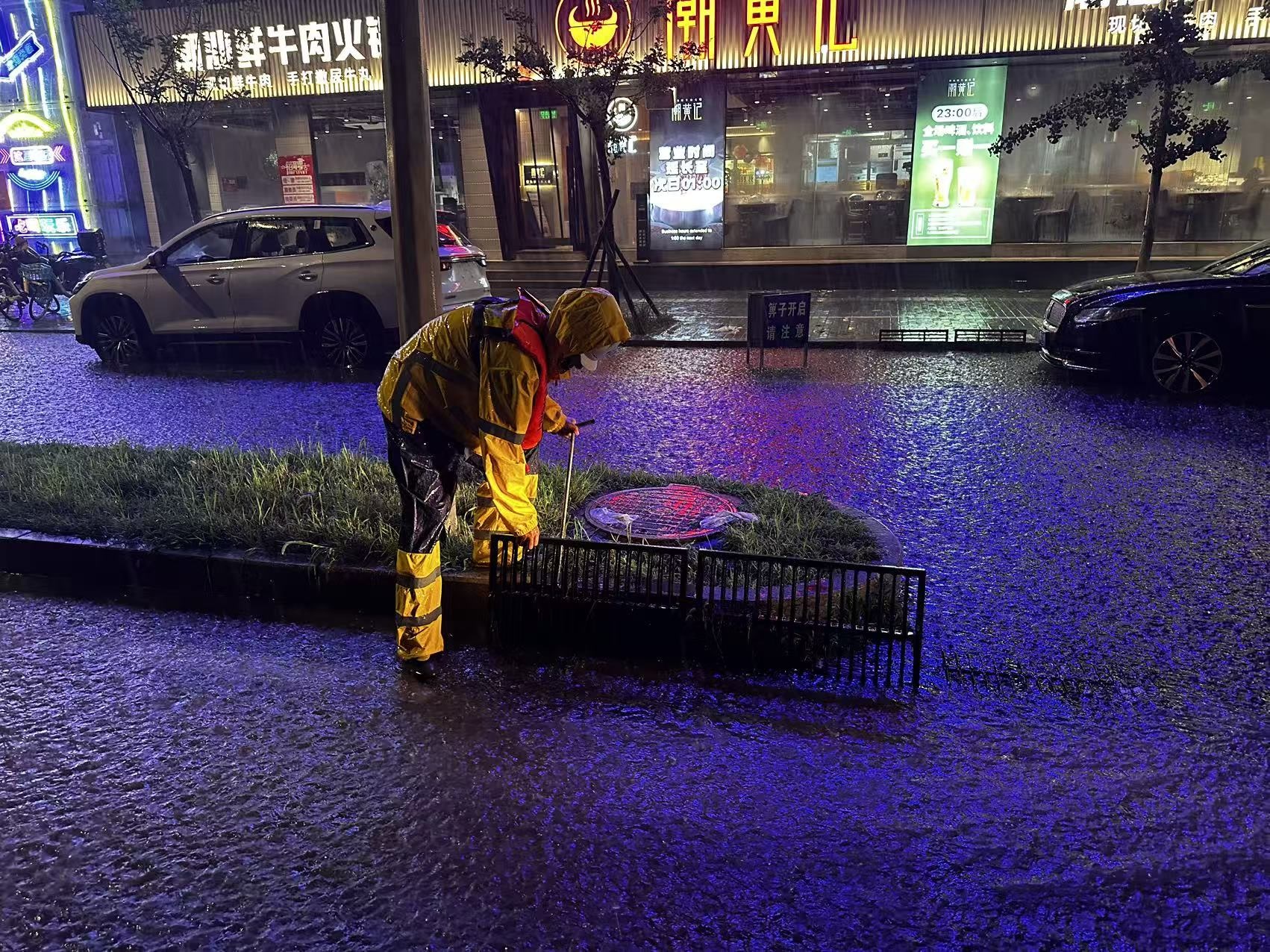 北京排水集团工作人员处置积水