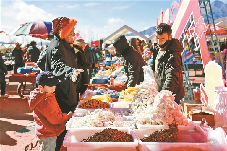 市民群众在年货节上选购年货。