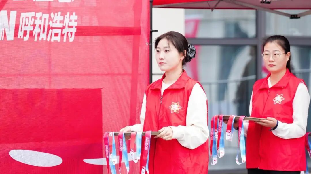 “伊心向阳”志愿者为活动提供保障服务
