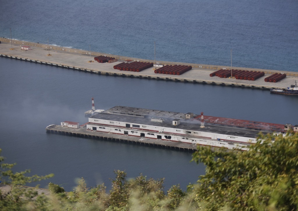 这是1月3日在委内瑞拉拉瓜伊拉港拍摄的空袭破坏的建筑。