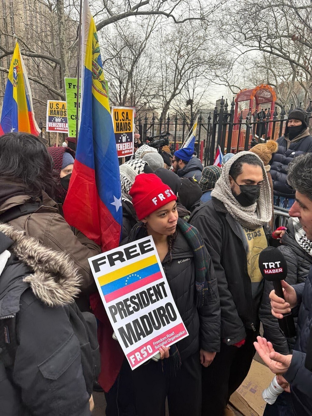 1月5日,美国纽约,抗议者在联邦法院附近手持写有“释放马杜罗总统”等口号的标语。