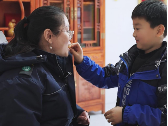 小患者给付文娜喂橘子