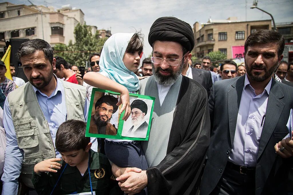 当地时间2016年7月1日,伊朗德黑兰,穆杰塔巴参加了支持巴勒斯坦的年度集会。图/视觉中国