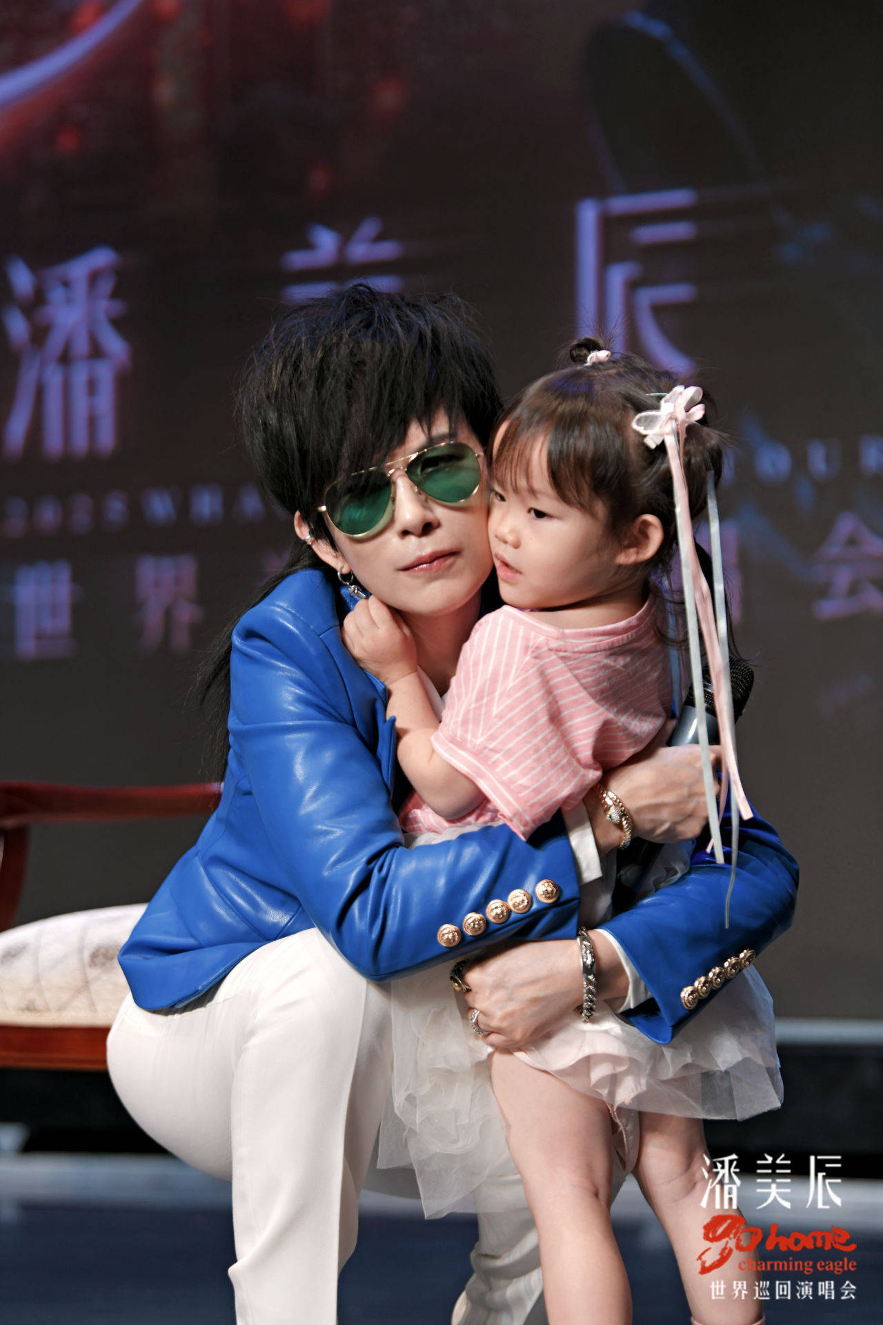 惊爆！粉丝痴迷潘美辰竟遭父亲暴揍 潘美辰心疼不已 (4).jpg