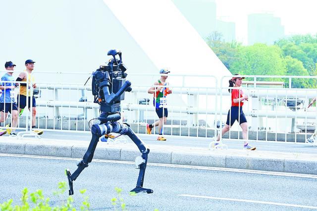 4月19日，参赛的机器人在北京亦庄文博大桥奔跑。（视觉中国）