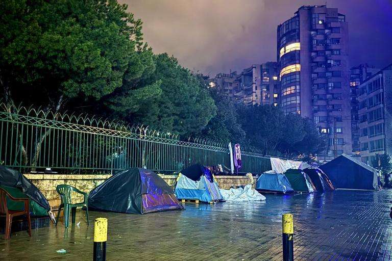 在贝鲁特,流离失所者住在街边帐篷里。图源:无国界医生