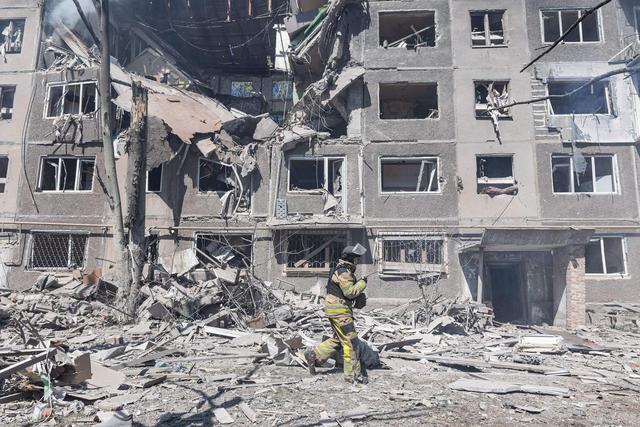 图| 当地时候2025年8月19日，顿巴斯地区，俄乌突破接续，俄罗斯空袭康斯坦丁诺夫卡一处住户楼