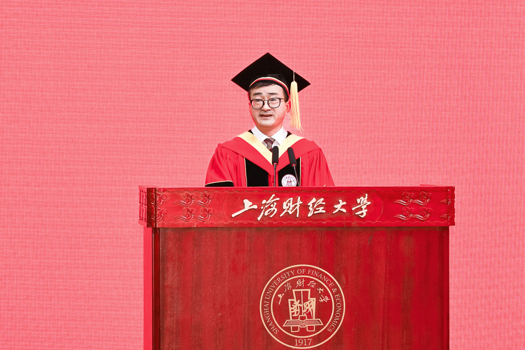 2026年6月24日,在上海财经大学举行毕业典礼上,上海财经大学校长刘元春致辞。上海财经大学供图