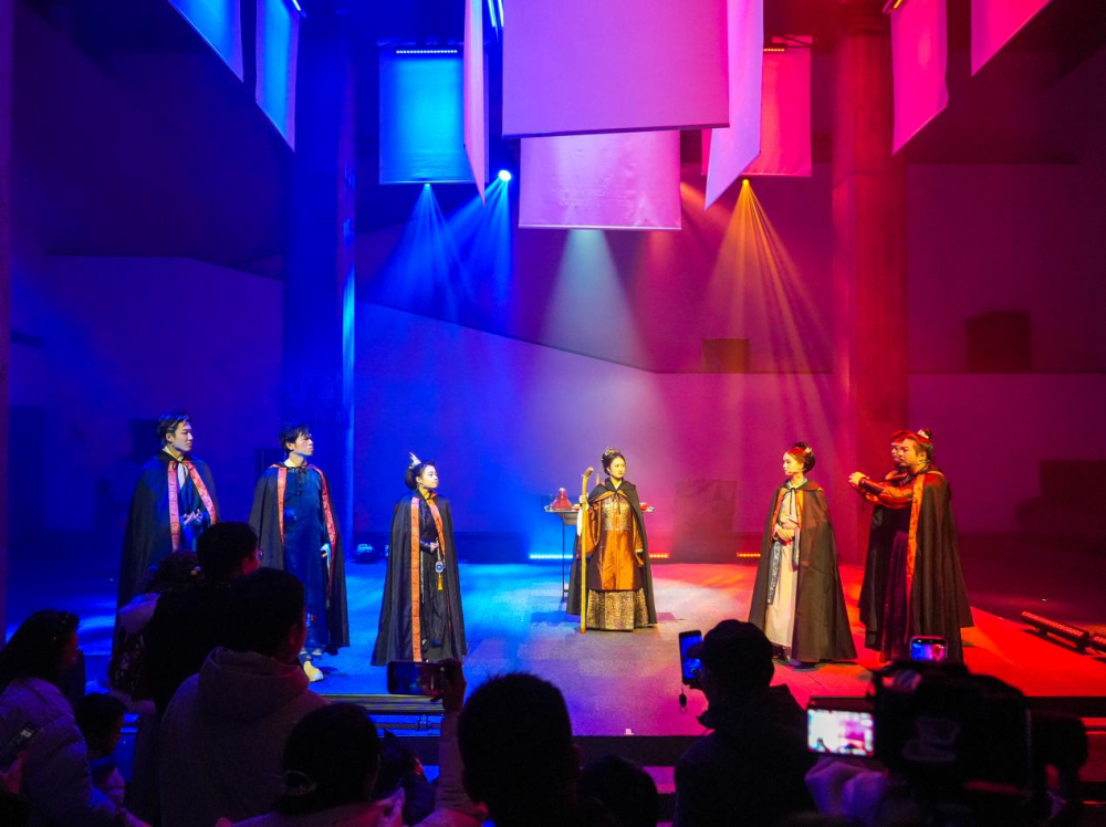 游客在苏州御窑金砖博物馆体验“在苏州&middot;御见金砖博物馆”沉浸式夜游项目。新华社发