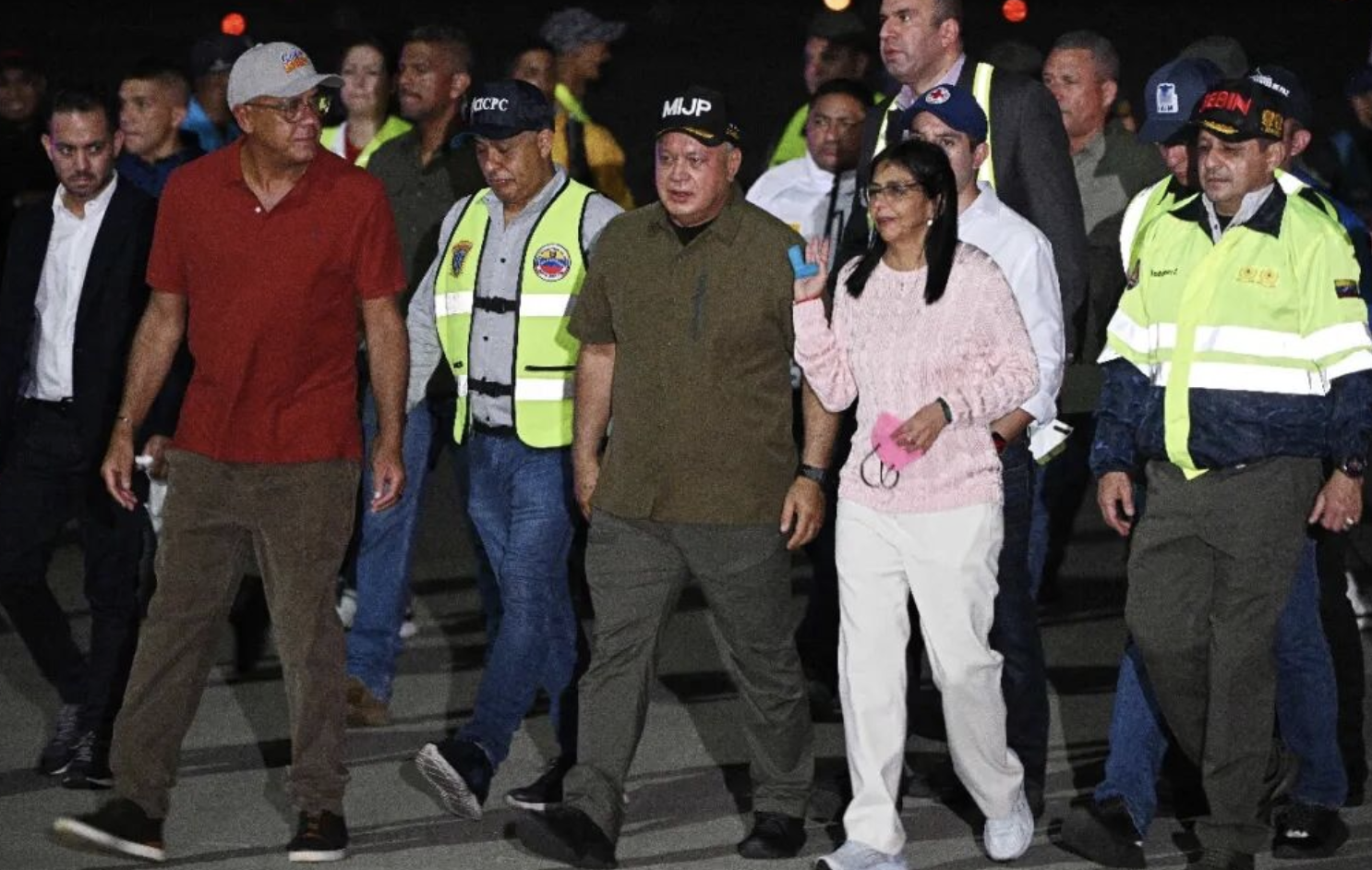 ▲迪奥斯达多·卡韦略(中)、德尔西·罗德里格斯(右二)与豪尔赫·罗德里格斯(左)共同出席活动。图据参考消息