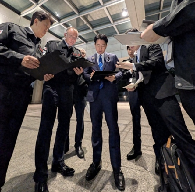 7.1级地震后，小泉进次郎又干一件蠢事，日本人怒斥：滚出政坛！