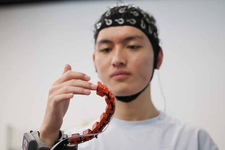 在天津大学脑机交互与人机共融海河实验室，科研人员进行“神工—灵犀指”的测试工作（4月6日摄）。