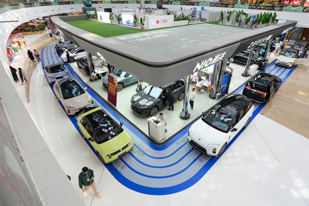 在北京市朝阳区一个商场内，市民在了解新能源汽车（2026年2月11日摄）。新华社记者鞠焕宗摄