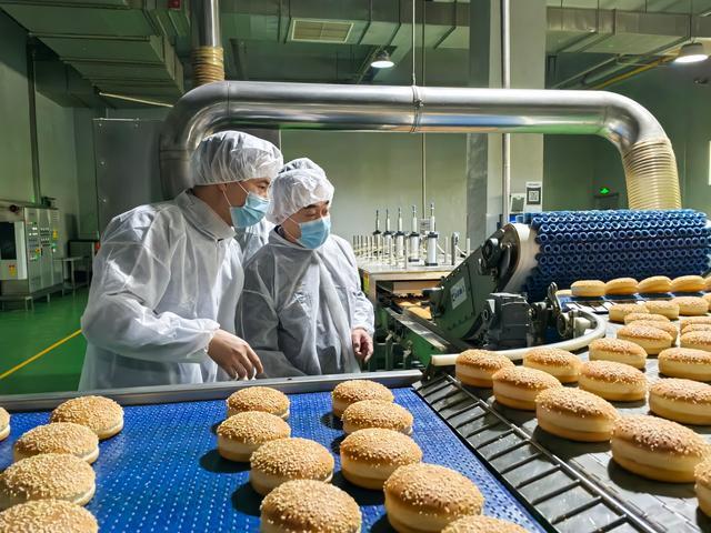 执法人员检查企业生产线
