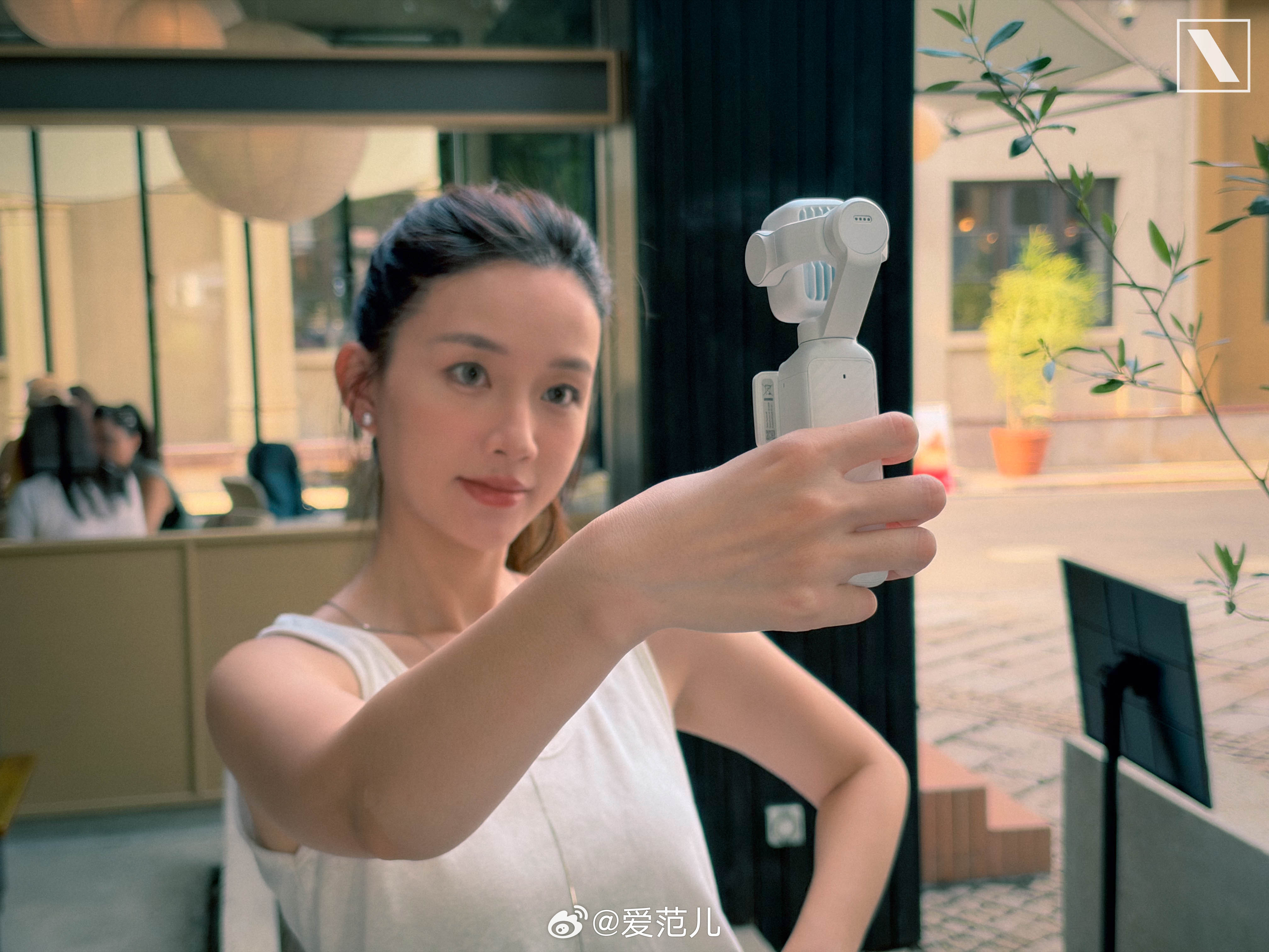 #爱范儿图赏#｜白色 Pocket 4P：清清爽爽换身新衣裳 爱范君