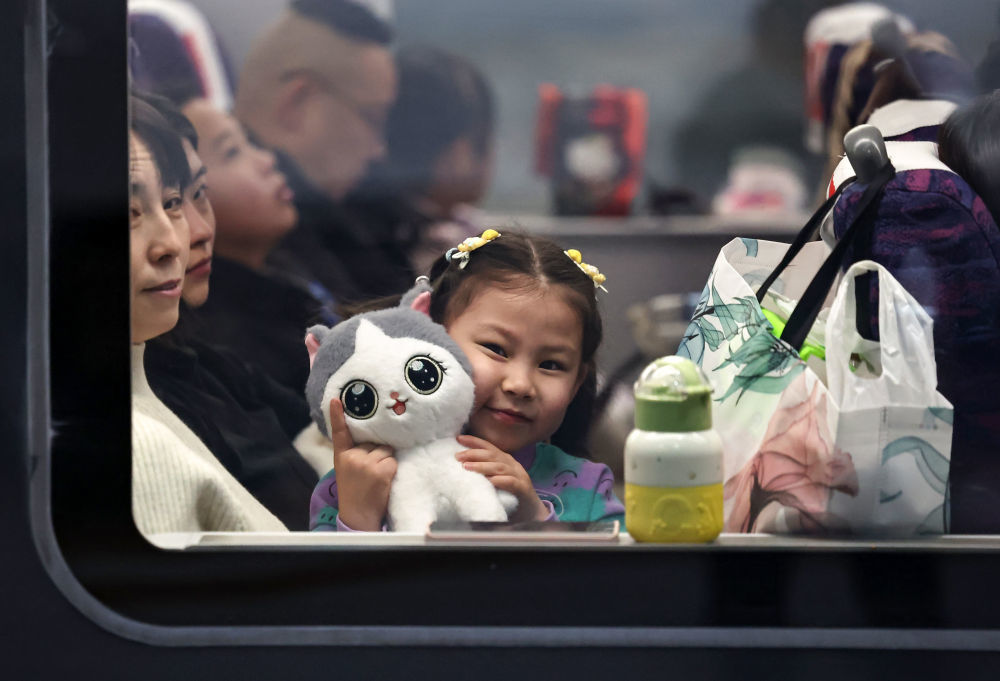 2026年2月2日，旅客带着孩子在兰州西站乘车出行。新华社发（侯崇慧 摄）